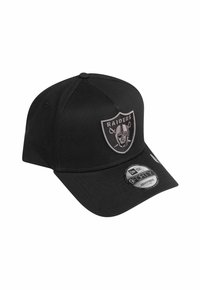 Casquette de baseball noire avec une visière incurvée, arborant un logo des Raiders en relief gris sur le devant et une sangle ajustable à l'arrière.