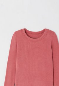 Maglietta a maniche lunghe in morbido tessuto corallo. Presenta un collo rotondo e una texture liscia senza modelli visibili o dettagli hardware.