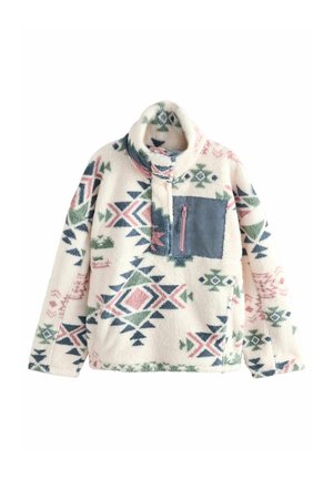 Pull en polaire douce avec col haut, motif géométrique multicolore et une poche poitrine bleue zippée sur fond blanc.