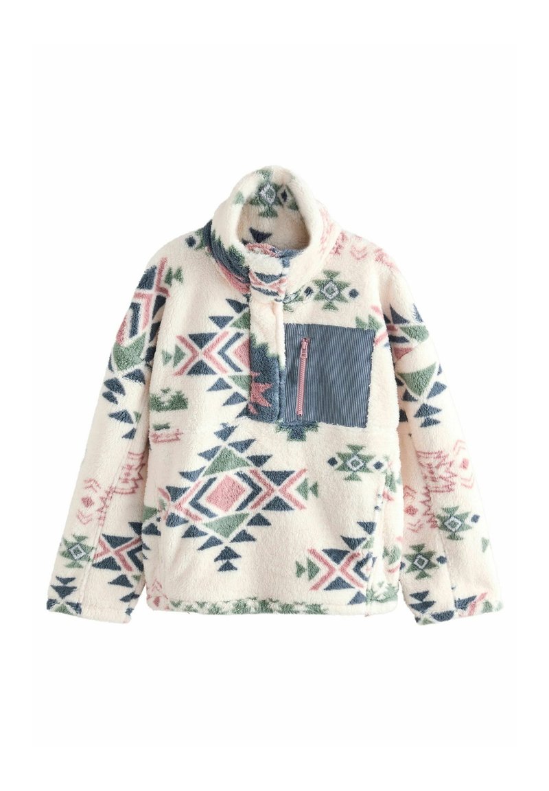Pull en polaire douce avec col haut, motif géométrique multicolore et une poche poitrine bleue zippée sur fond blanc.