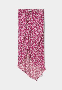 Fuchsia omslagskjol med vit blommönster, rynkad i midjan, asymmetrisk nederkant med längre bak.