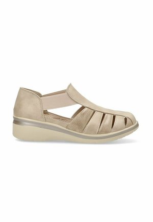 Zapatilla beige de tipo slip-on con diseño de punta abierta, múltiples cortes, parte superior texturizada, banda elástica y suela baja acolchada.