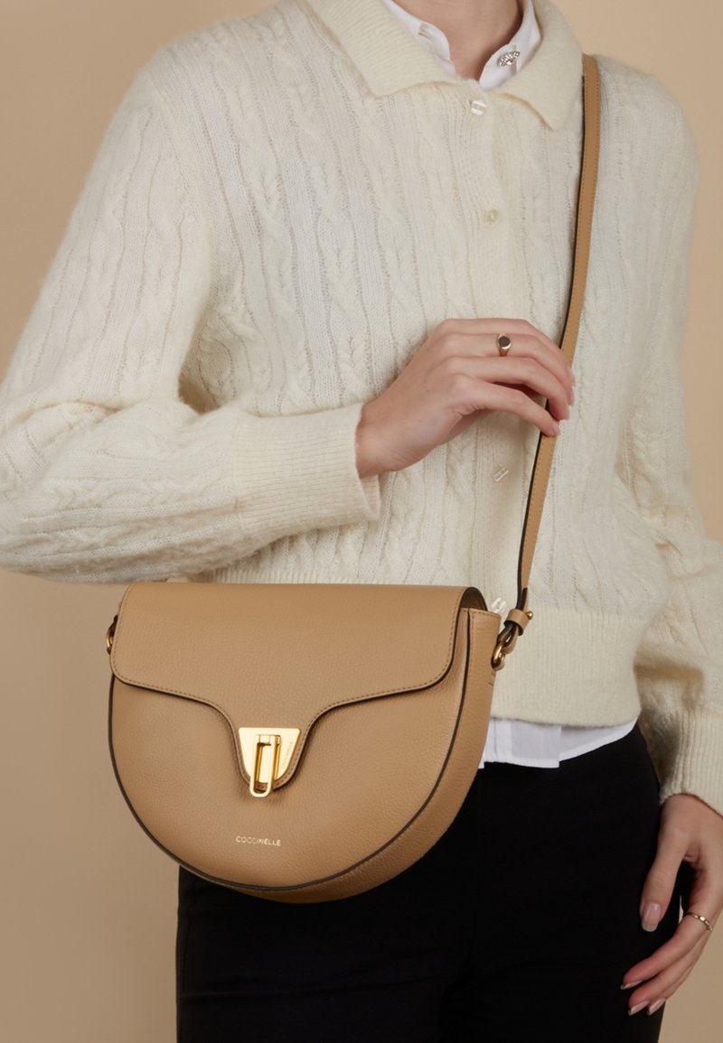 Sac Bandoulière CUIR COCCINELLE | Beige | Neuf Avec étiquettes | Petit Modèle élégant | Idée Cadeau