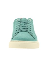 Turquoise suède sneakers met een ronde neus, vlakke vetersluiting, witte rubberen zool en metalen oogjes, voorzien van een gestikte afwerking.