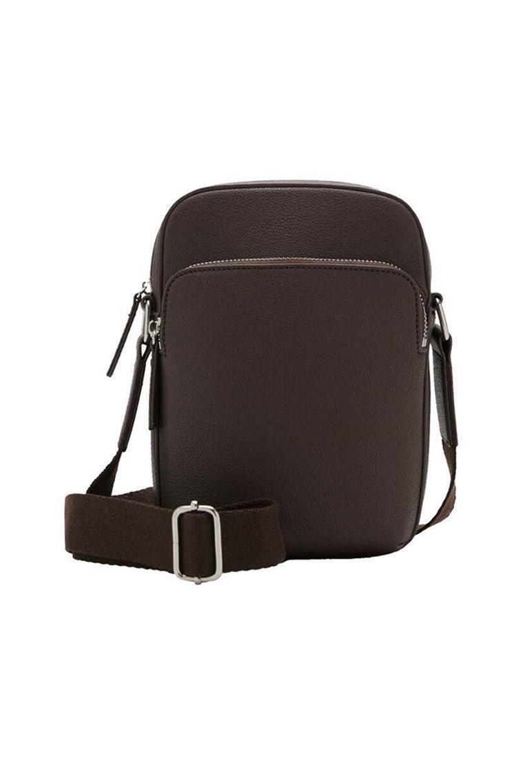 Borsa a tracolla in pelle marrone con superficie testurizzata, scomparti con zip e una tracolla regolabile in tessuto. Forma rettangolare semplice.