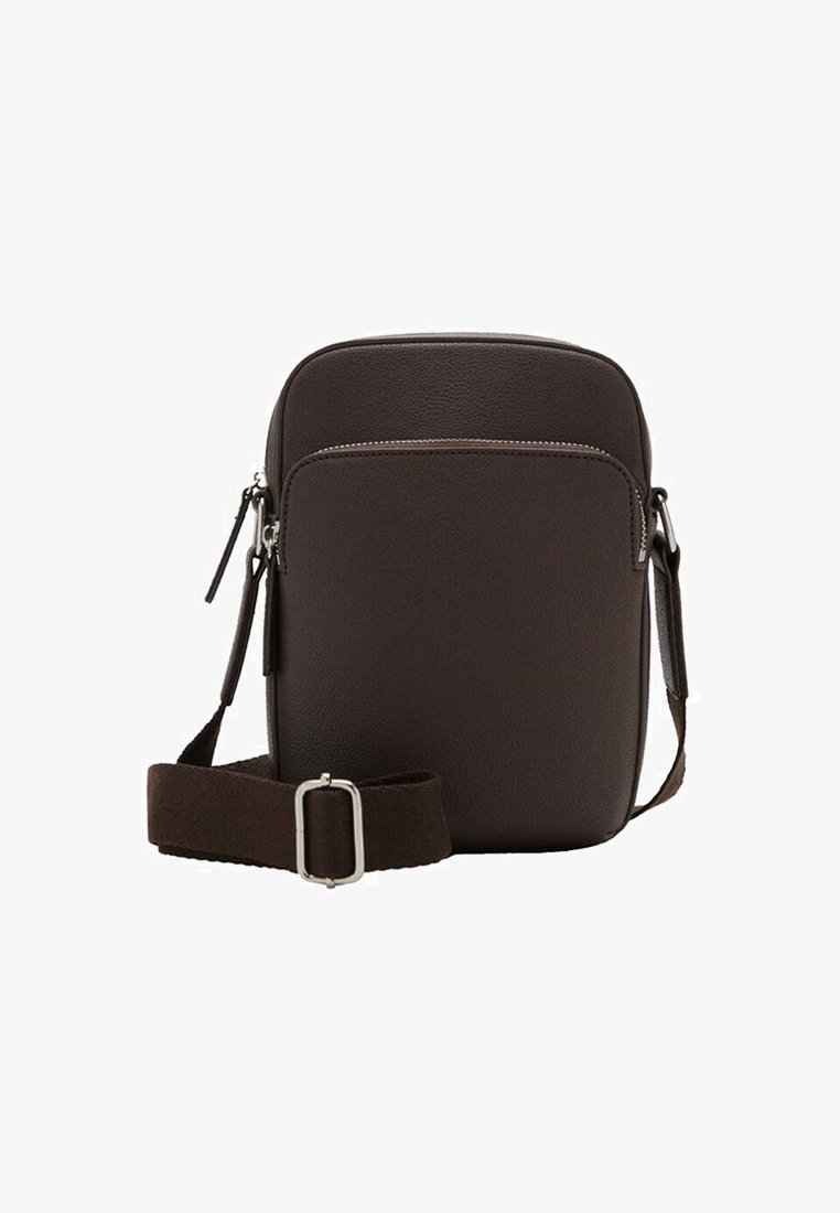 Borsa a tracolla in pelle marrone con superficie testurizzata, scomparti con zip e una tracolla regolabile in tessuto. Forma rettangolare semplice.