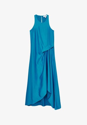 En ärmlös klänning i knälängd av ljus turkos tyg, med en tvistad knutdetalj vid midjan och en asymmetrisk fåll.