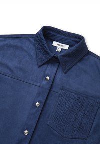 Navyblauwe suède shirt met een reliëf borstzak, drukknoopsluiting en een gestructureerde kraag. Gladde textuur en minimalistisch design.