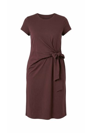 Lyhythihainen polvipituinen ruskea mekko, jossa pyöreä pääntie ja solmittu kangassolmuke oikealla vyötäröllä.