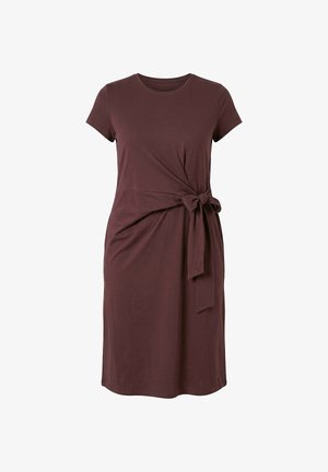 Vestido marrón hasta la rodilla con mangas cortas, escote redondo y detalle de nudo de tela anudado en la cintura derecha.