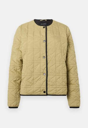 Pikowana kurtka w jasnej oliwkowej zieleni z czarnymi akcentami, z okrągłym dekoltem i zapięciem na napy. Teksturowana powierzchnia z diamentowym wzorem.
