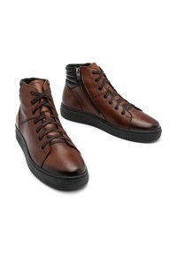 Brązowe skórzane buty wysokie typu high-top o teksturowanym wykończeniu, z czarnymi akcentami, wiązanym fasonem oraz bocznym zapięciem na zamek. Guma podeszwy.