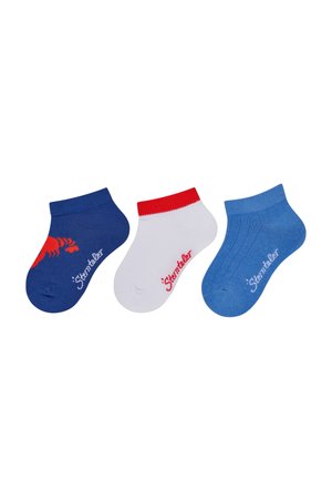 Drei Paar Knöchelsocken: eines in Marineblau mit rotem Hummer, eines in Weiß mit rotem Bündchen, eines in Hellblau; alle mit Rippenstruktur und Logo.