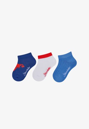 Drei Paar Knöchelsocken: eines in Marineblau mit rotem Hummer, eines in Weiß mit rotem Bündchen, eines in Hellblau; alle mit Rippenstruktur und Logo.