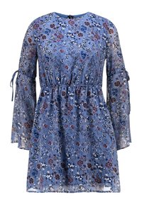 Vestido floral azul con mangas largas y transparentes. Presenta una cintura elástica y patrones florales en rojo oscuro y blanco sobre un fondo azul claro.
