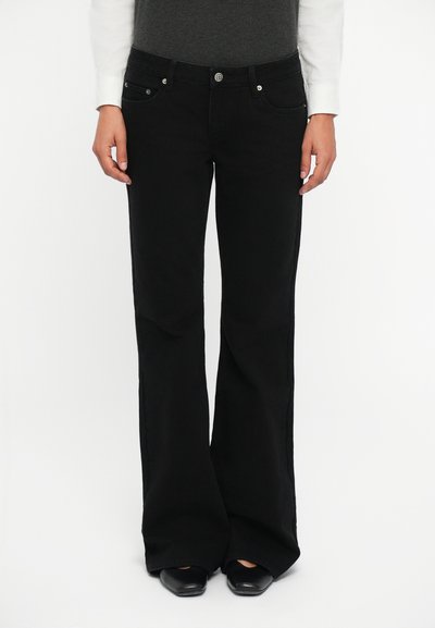 Pantalones vaqueros acampanados negros, hechos de denim, con un diseño clásico de cinco bolsillos y cierre de botón metálico, tejido texturizado con un ligero estiramiento.