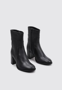 Sandra Fontán Botines - black