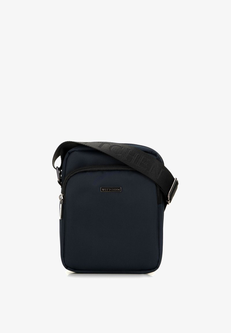 Borsa a tracolla blu navy realizzata in tessuto resistente, dotata di un compartimento principale con zip, una tracolla regolabile e un logo del marchio discreto.