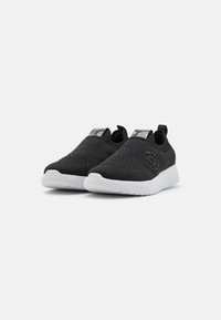 Fekete slip-on cipők légáteresztő kötött felsőrésszel, fehér gumitalppal, texturált felülettel és apró logó részlettel az oldalon.