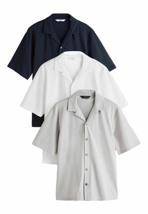 Drei kurzärmelige Hemden in Marineblau, Weiß und Hellgrau. Jedes verfügt über einen Kragen und eine durchgehende Knopfleiste mit einer glatten, weichen Textur.