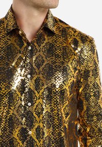 Schwarz-goldenes Schlangenmustert-Shirt mit glänzender, metallischer Textur; verfügt über einen klassischen Kragen und einen Knopfverschluss.
