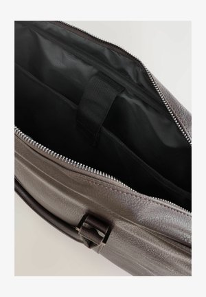 Rjava torbica iz teksturiranega usnja s črnim najlonskim notranjim delom, z zapiranjem na zadrgo in notranjim trakom za pritrditev predmetov.