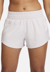 Pantalones cortos deportivos de color rosa claro con una cinturilla elástica, que presentan un logo sutil y una textura suave y ligera.