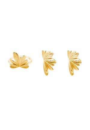 Set di gioielli in tono oro che include un anello con motivo a foglia e orecchini a forma di foglia coordinati, con una finitura testurizzata e spazzolata.