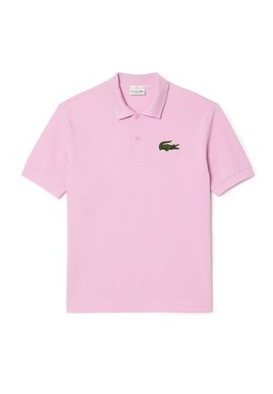Polo rose clair à manches courtes avec deux boutons sur le devant et un petit logo crocodile vert brodé sur la poitrine gauche.