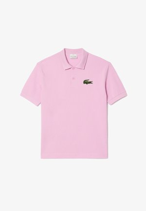 Polo rose clair à manches courtes avec deux boutons sur le devant et un petit logo crocodile vert brodé sur la poitrine gauche.