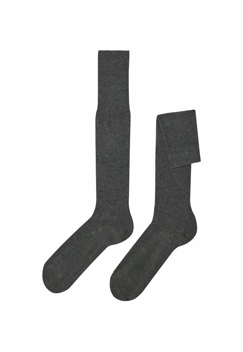 Graue Socken aus einem glatten, weichen Stoff. Sie haben ein knielanges Design mit gerippten Abschlüssen und geraden Zehen. Keine Muster oder Akzente.