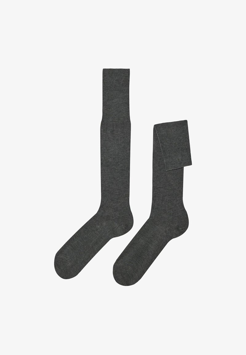 Graue Socken aus einem glatten, weichen Stoff. Sie haben ein knielanges Design mit gerippten Abschlüssen und geraden Zehen. Keine Muster oder Akzente.