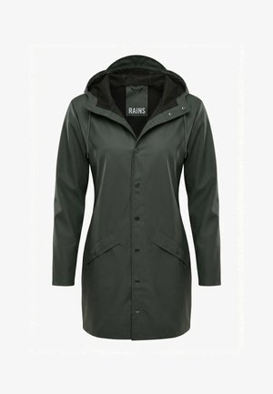 Impermeable con capucha color verde oscuro, con botones de presión delanteros y dos bolsillos con solapa abotonada, diseñado para mujer.