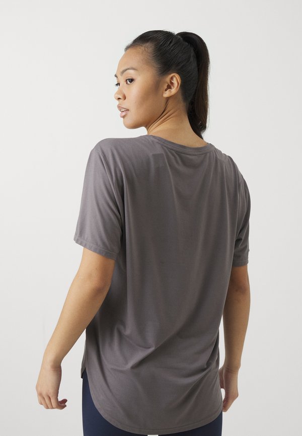 RELAXED TEE - Sports T-shirt - volcanic glass3