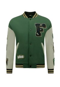 Groen en witte varsity jack met zwarte en gele gestreepte manchetten en kraag, voorzien van patches waaronder een grote "F" en de tekst "BEAR".