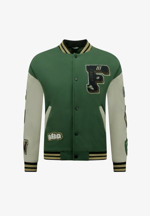 Groen en witte varsity jack met zwarte en gele gestreepte manchetten en kraag, voorzien van patches waaronder een grote "F" en de tekst "BEAR".