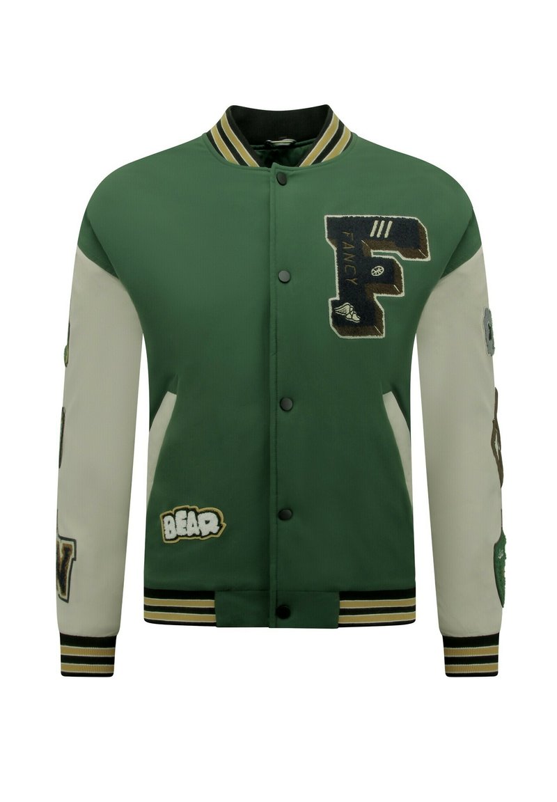 Groen en witte varsity jack met zwarte en gele gestreepte manchetten en kraag, voorzien van patches waaronder een grote "F" en de tekst "BEAR".