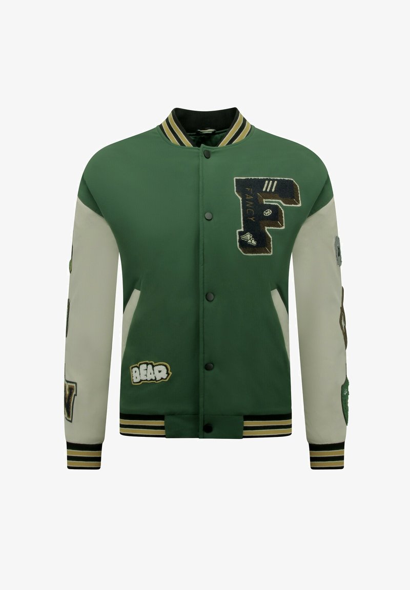 Groen en witte varsity jack met zwarte en gele gestreepte manchetten en kraag, voorzien van patches waaronder een grote "F" en de tekst "BEAR".