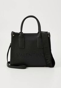 Svart veske i teksturert skinn. Har korte håndtak og en justerbar skulderrem. "VALENTINO" preget på forsiden.