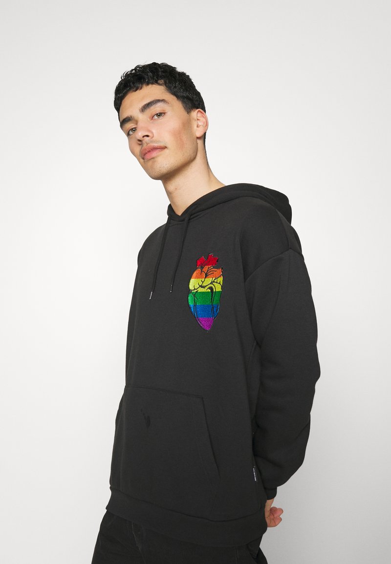 Damen Sweatshirts | YOURTURN RAINBOW HEART HOODIE PRIDE UNISEX Kapuzenpullover black/schwarz - AN65838 Damen Sweatshirts | YOURTURN RAINBOW HEART HOODIE PRIDE UNISEX Kapuzenpullover black/schwarz - AN65838