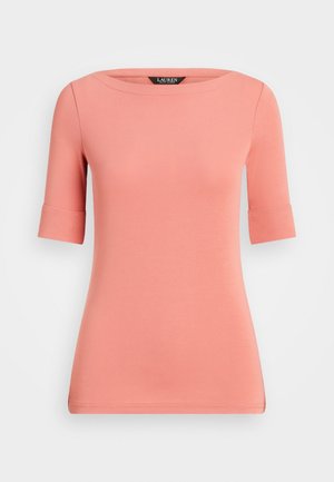 Kort shirt in perzikkleur met een brede boothals, aangesloten pasvorm en omgeslagen mouwen, gemaakt van gladde stof met een nette afwerking.