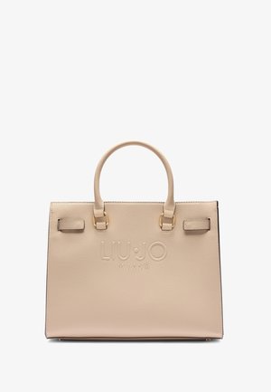 Beżowa torebka typu tote z ekoskóry z wytłoczonym logo marki, podwójnymi uchwytami, złotymi akcentami oraz wyraźnie zarysowanym prostokątnym kształtem.