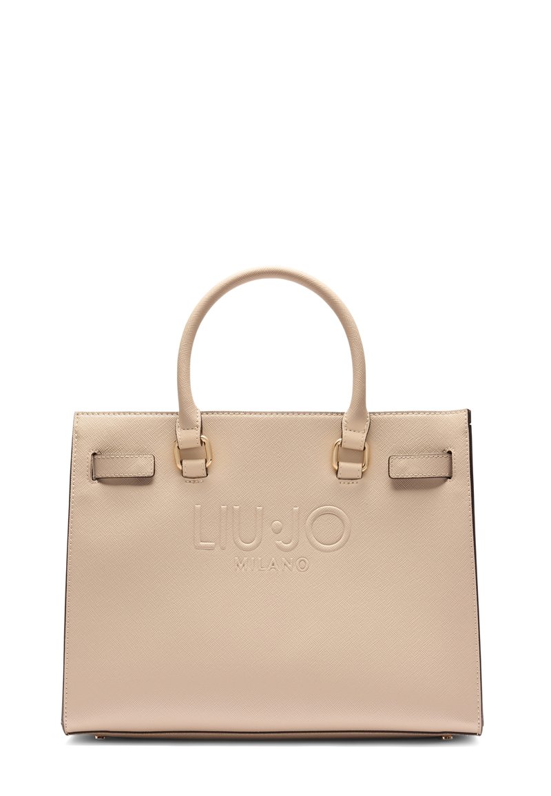 Sac fourre-tout en simili cuir beige avec logo de la marque en relief, double anses, accents en métal doré et une forme rectangulaire structurée.