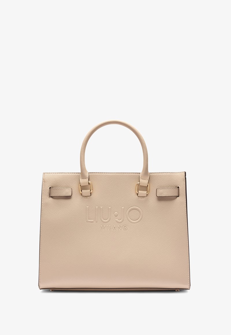 Beżowa torebka typu tote z ekoskóry z wytłoczonym logo marki, podwójnymi uchwytami, złotymi akcentami oraz wyraźnie zarysowanym prostokątnym kształtem.