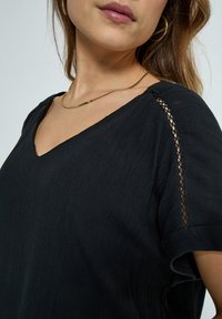 Desires DEAGGI SHORT SLEEVE BLOUSE. - Blúzka - black