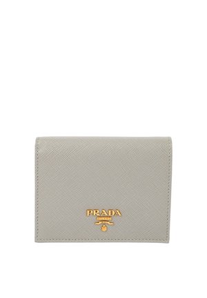 Lille lysegrå Prada pung med tekstureret læder og gyldt Prada Milano-logo foran.