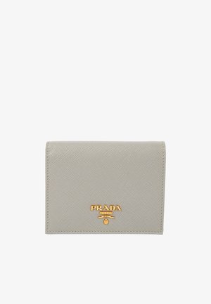 Kleine lichtgrijze Prada-portemonnee met gestructureerd leer en goudkleurig Prada Milano-logo aan de voorkant.