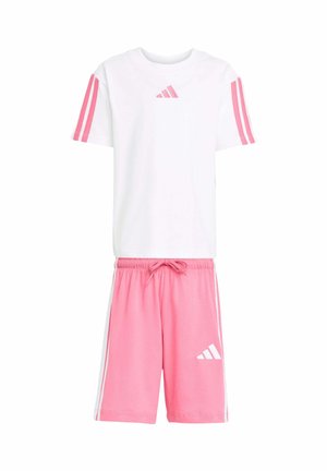 Camisa blanca de manga corta con rayas rosas y logo, combinada con pantalones cortos rosas con rayas blancas y logo.