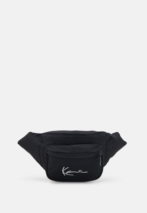 Marsupio in tessuto nero con due tasche con zip. Presenta una texture liscia e un logo ricamato in bianco sulla tasca frontale.