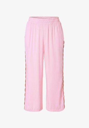 Pantalones rosa con cintura elástica, piernas anchas y ribete marrón ondulado que recorre los lados exteriores.